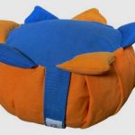 Zafu Eco Espelta para niños naranja con 6 picos naranjas y azules