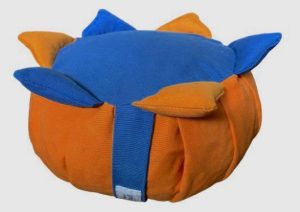 Zafu Eco Espelta para niños naranja con 6 picos naranjas y azules