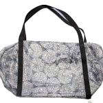 Bolsa gris con dibujos en blanco