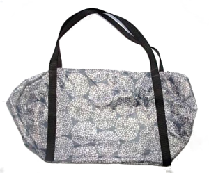 Bolsa gris con dibujos en blanco
