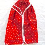 Mochila para yoga roja con corazones blancos