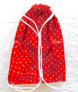 Mochila para yoga roja con corazones blancos
