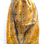 Mochila para yoga marrón con puntitos