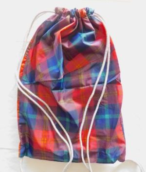 Mochila para yoga con cuadros rojos y azules