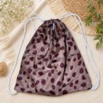 Mochila para yoga marrón con manchas